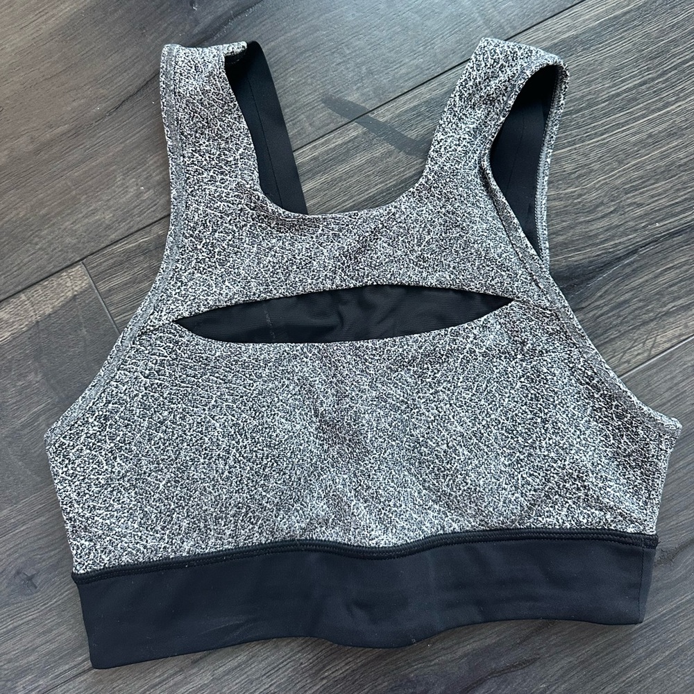 Lululemon sports bra size 4